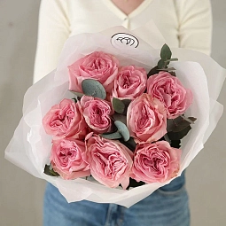 Букет из 9 пионовидных роз Pink Ohara (Эквадор) 50 см с эвкалиптом в прозрачной пленке