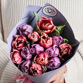 Букет из 15 розовых и сиреневых пионовидных тюльпанов