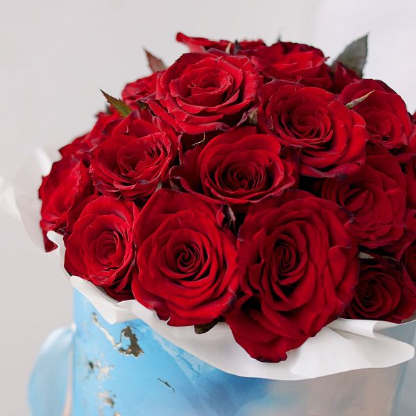 Букет в голубой шляпной коробке Amour Mini из 29 красных с темной каймой роз Магия (Россия) 