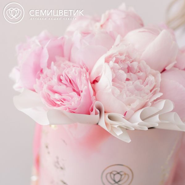 Букет в розовой шляпной коробке Amour Mini из 15 розовых пионов Premium