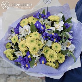 Букет из ирисов, кустовой хризантемы и альстромерии в белой пленке