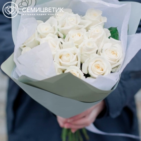 Букет из 15 белых роз 35-40 см (Россия) в голубой пленке