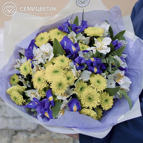 Букет из ирисов, кустовой хризантемы и альстромерии в белой пленке