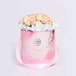Букет в розовой шляпной коробке Amour Mini из 31 розы (Кения) нежный микс