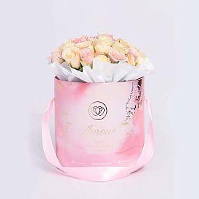 Большой букет  в розовой шляпной коробке Amour Mini из 31 розы (Кения) нежный микс