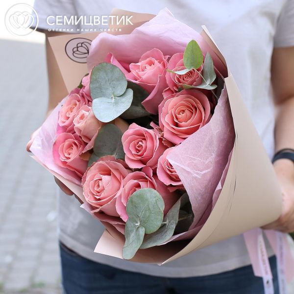 Букет из 11 нежно- розовых роз Hermosa 50 см (Эквадор) с эвкалиптом