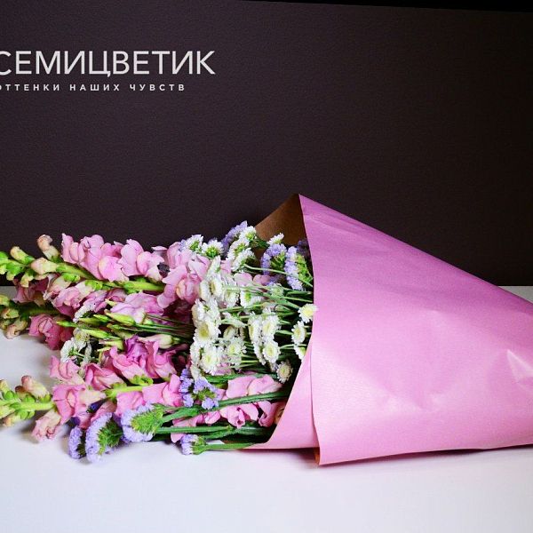Букет из антирринума, статицы и хризантемы в упаковке