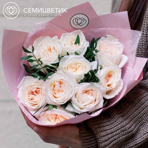 Букет из 9 белых пионовидных роз White O'Hara 40 см с фисташкой