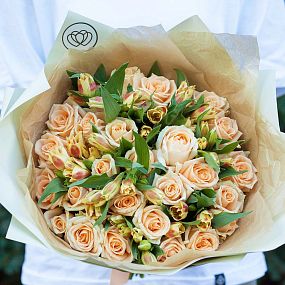Букет из 26 кремовых роз 35-40 см (Россия) и 7 оранжевая альстромерий