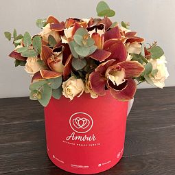 Орхидеи и кустовые розы в красной коробке Mini