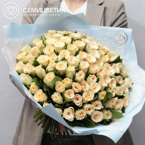 Букет из 101 кремовой розы 30 см (Кения) в голубой пленке