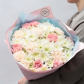 Букет из белых кустовых хризантем и гвоздик в розовой пленке