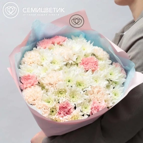 Букет из белых кустовых хризантем и гвоздик в розовой пленке