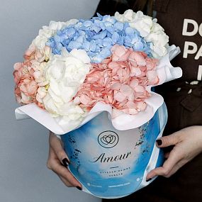 Букет в голубой шляпной коробке Amour Mini из 5 гортензий микс