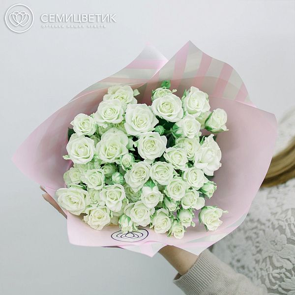 Букет из 15 белых кустовых роз Snowflake 40 см (Кения) в дизайнерской пленке