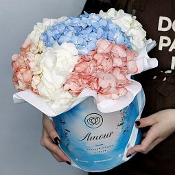 Букет в голубой шляпной коробке Amour Mini из 5 гортензий микс