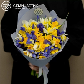 Букет из 30 нарциссов и 13 ирисов в сиреневой пленке