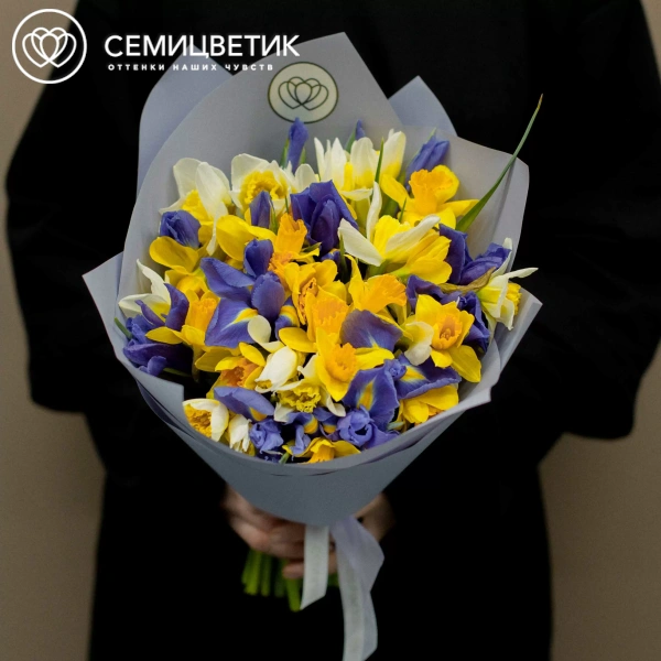 Букет из 30 нарциссов и 13 ирисов в сиреневой пленке