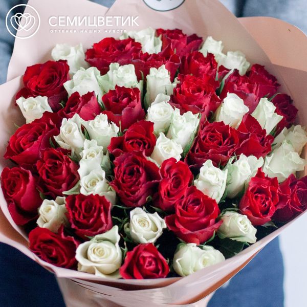 Букет из 51 красной и белой розы 40 см (Кения) в кремовой пленке