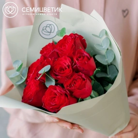 Букет из 9 красных роз 35-40 см (Кения) с эвкалиптом в зеленой пленке