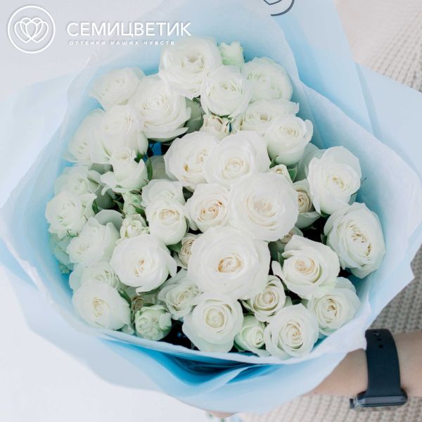 Букет из 11 белых кустовых роз 40 см (Эквадор)