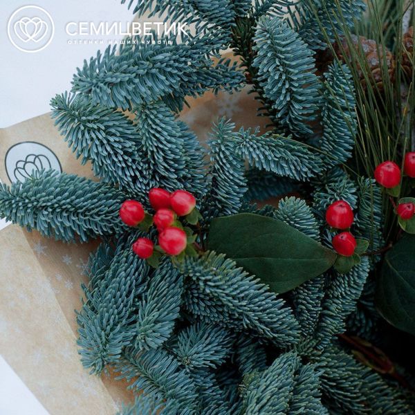 Букет из ели и сосны с гиперикумом