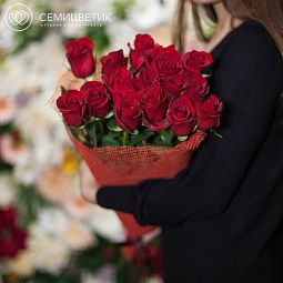 Букет из 15 красных роз Freedom 70 см (Эквадор) в натуральной упаковке