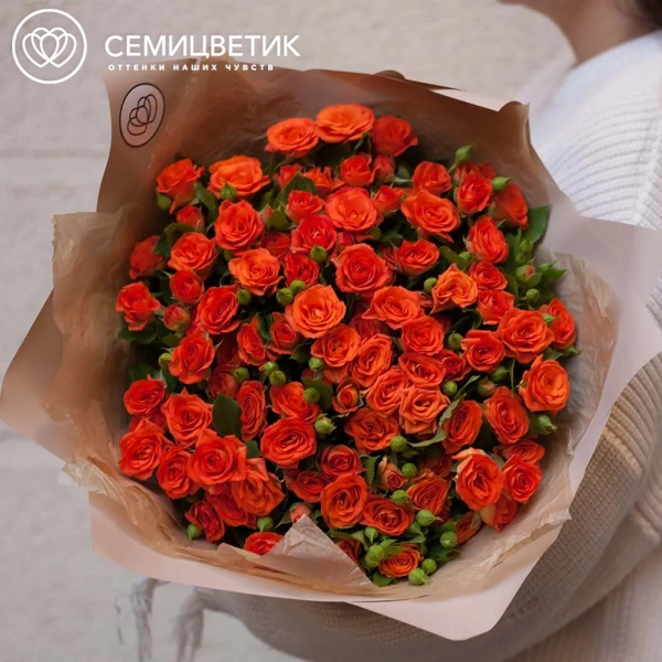 Букет из 23 оранжевых кустовых роз 40 см (Кения) в кремовой пленке