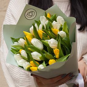 Букет из 35 желтых и белых тюльпанов 40 см