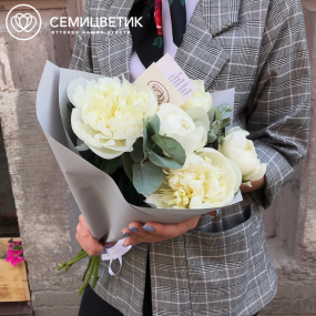 Букет из 5 белых пионов Premium с эвкалиптом в белой пленке