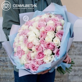 Букет из 101 белой и розовой розы 40 см (Россия) в сиреневой пленке