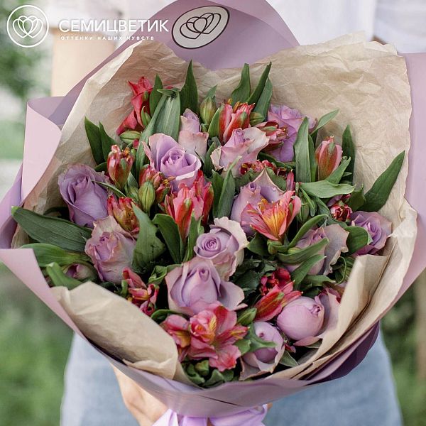 Букет из 15 сиреневых роз 40 см (Кения) и 7 розовых альстромерий