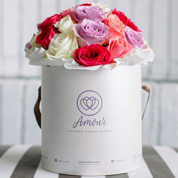 Букет в белой шляпной коробке Amour Mini из 29 роз микс (Кения) Premium