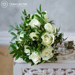 Свадебный букет из кенийской розы и зелени