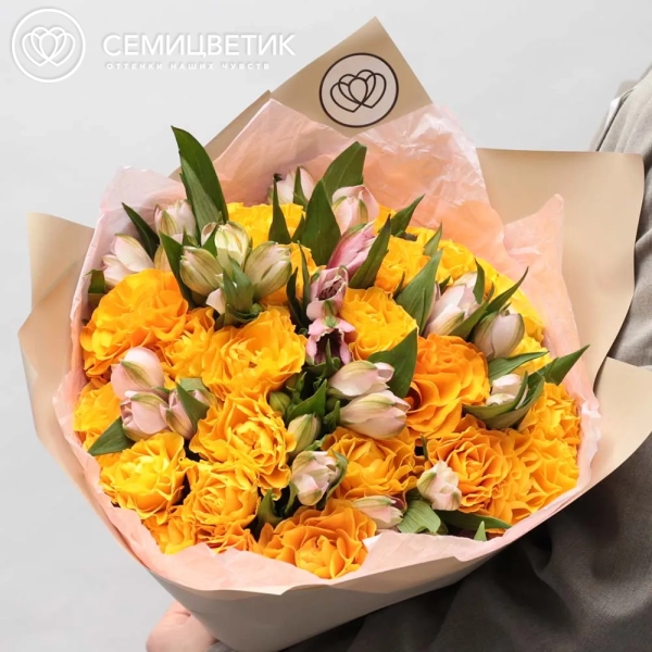Букет из 25 оранжевых роз 35-40 см (Россия) и 10 альстромерий в розовых тонах в розовой пленке