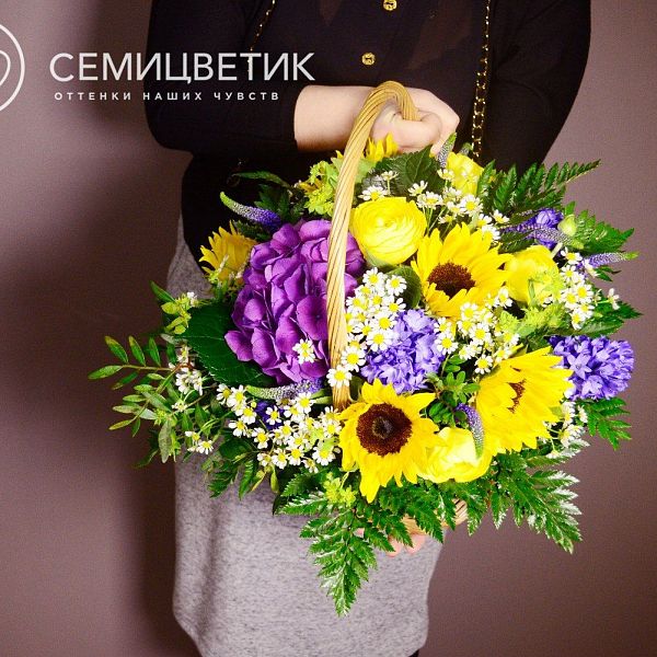 Композиция из подсолнуха, гортензии, гиацинтов, матрикарии и ранункулюса в корзине