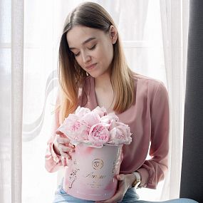 Букет в розовой шляпной коробке Amour Mini из 15 розовых пионов Premium