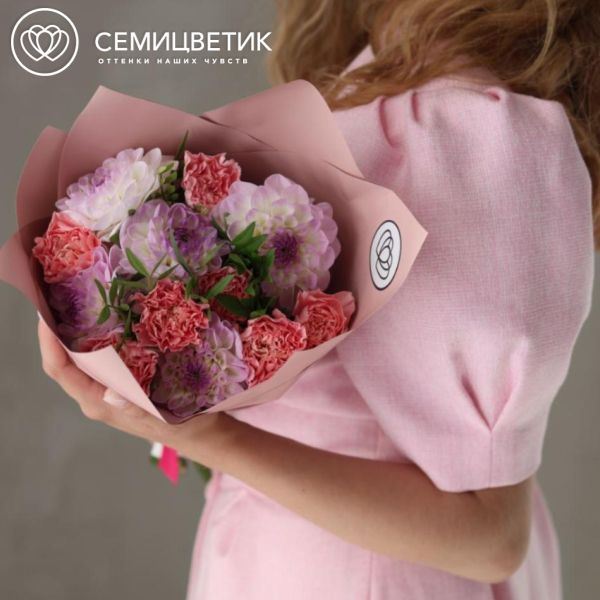 Букет из светло-сиреневых георгинов и розовых гвоздик
