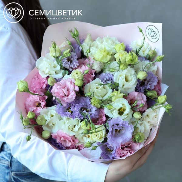 Букет из 51 розового, сиреневого и белого лизиантуса в розовой пленке