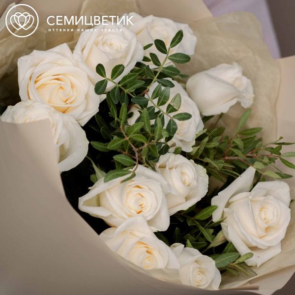 Букет из 11 белых роз Vendela 50 см (Эквадор) с фисташкой