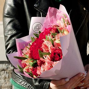 Букет из 9 бордовых пионов и 12 альстромерий в розовых тонах