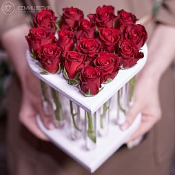 Композиция Сердце из 15 красных роз в пробирках
