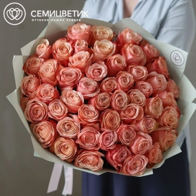 Букет из 51 пионовидной розы Kahala 50 см (Эквадор) в зеленой пленке