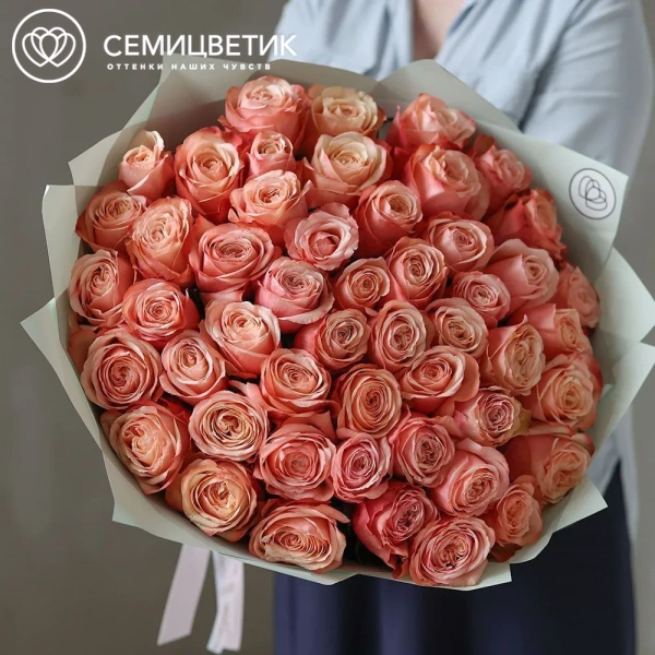 Букет из 51 персковой пионовидной розы Kahala 50 см (Эквадор) в зеленой пленке