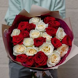 Букет из 25 белой и красной розы 60 см (Россия)