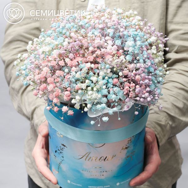 Букет в голубой шляпной коробке Amour Mini из 9 гипсофил микс