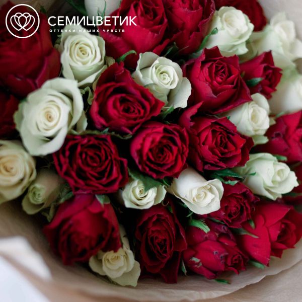 Букет из 35 красных и белых роз 40 см (Кения)