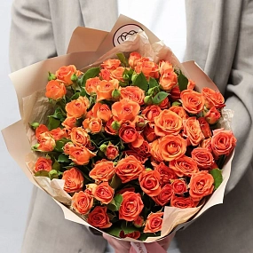 Букет из 15 оранжевых кустовых роз 40 см (Кения) в упаковке