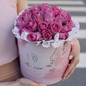 Большой букет  в розовой шляпной коробке Amour Mini из 31 розовой розы (Кения)