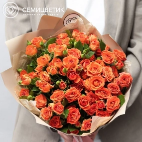 Букет из 15 оранжевых кустовых роз 40 см (Кения) в упаковке